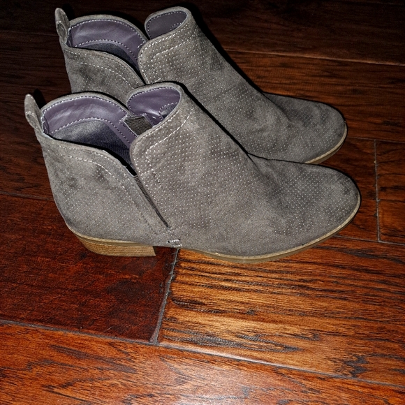 Universal Thread - Picture 2 of 4